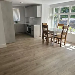 Spacious 2 Bedroom Flat Apartment